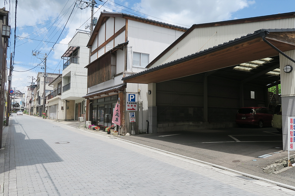 飯坂薬局正面の駐車場